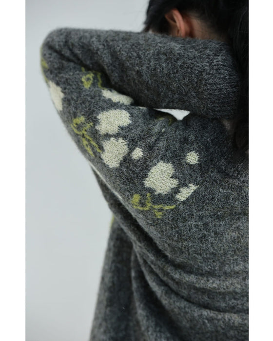 浮き立つ花コサージュの起毛ニットカーディガン