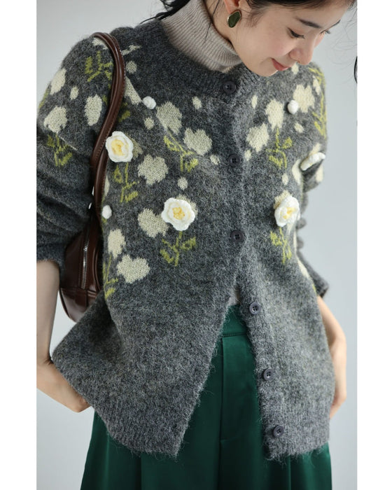浮き立つ花コサージュの起毛ニットカーディガン