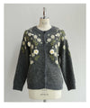 浮き立つ花コサージュの起毛ニットカーディガン