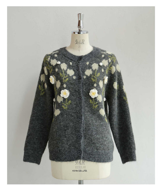 浮き立つ花コサージュの起毛ニットカーディガン