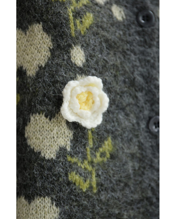 浮き立つ花コサージュの起毛ニットカーディガン