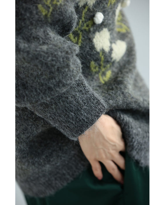 浮き立つ花コサージュの起毛ニットカーディガン