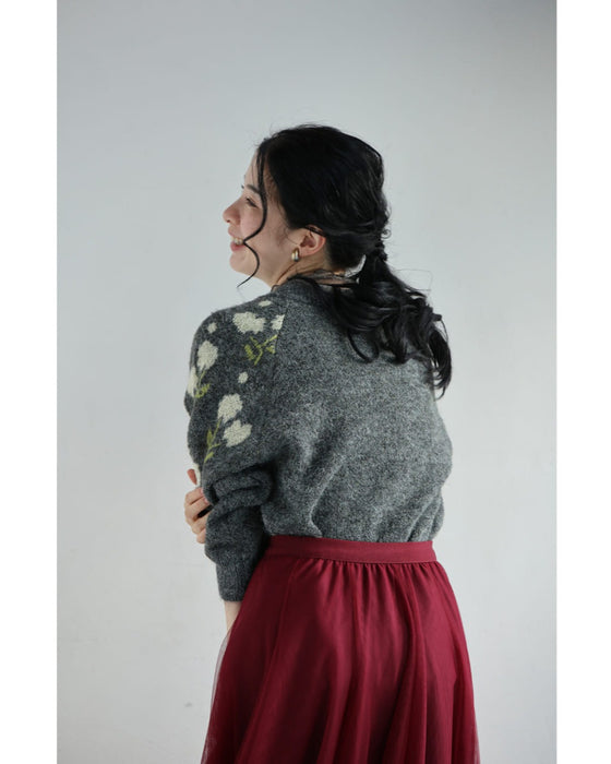 浮き立つ花コサージュの起毛ニットカーディガン
