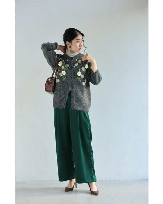 浮き立つ花コサージュの起毛ニットカーディガン