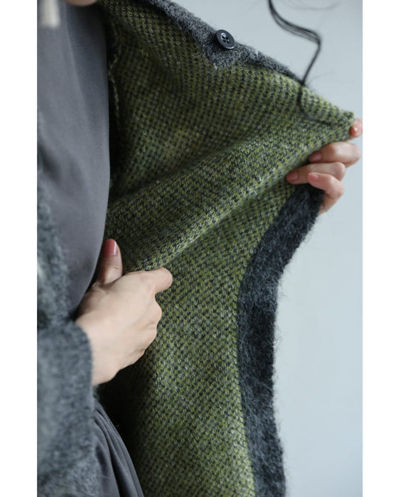 浮き立つ花コサージュの起毛ニットカーディガン