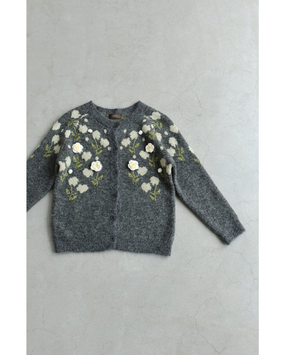 浮き立つ花コサージュの起毛ニットカーディガン