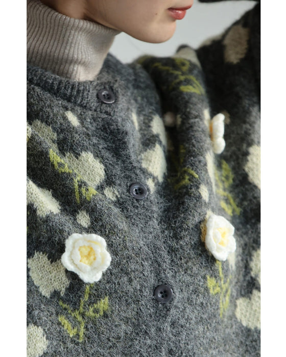 浮き立つ花コサージュの起毛ニットカーディガン