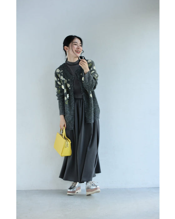 浮き立つ花コサージュの起毛ニットカーディガン