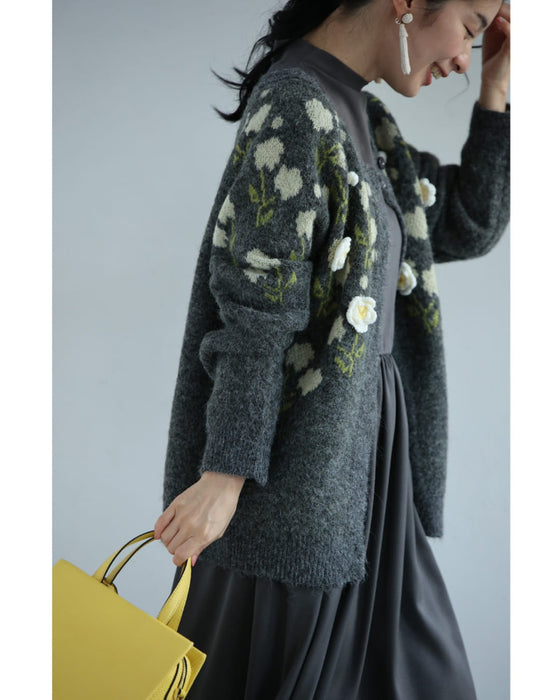 浮き立つ花コサージュの起毛ニットカーディガン
