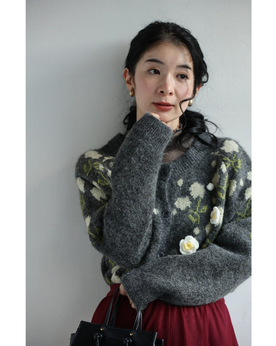 浮き立つ花コサージュの起毛ニットカーディガン