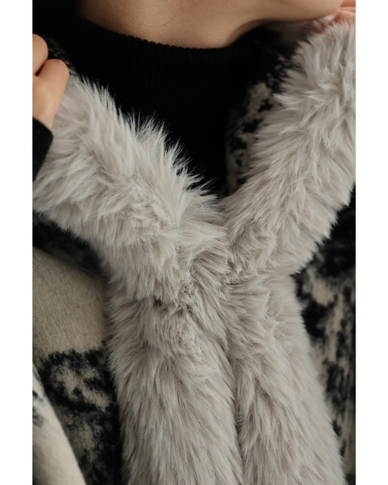 混ざり合う無彩色のリュクスなファー付きポンチョ
