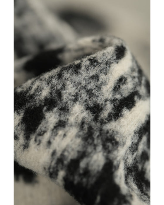 混ざり合う無彩色のリュクスなファー付きポンチョ