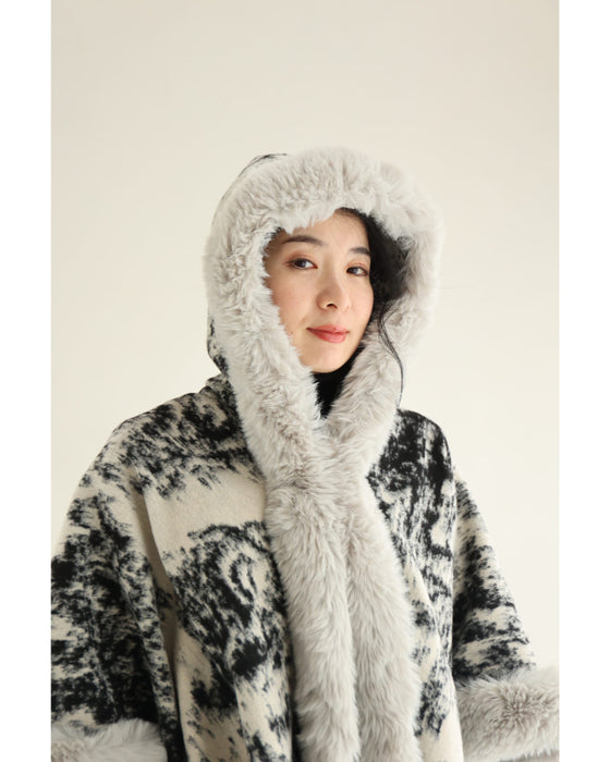 混ざり合う無彩色のリュクスなファー付きポンチョ