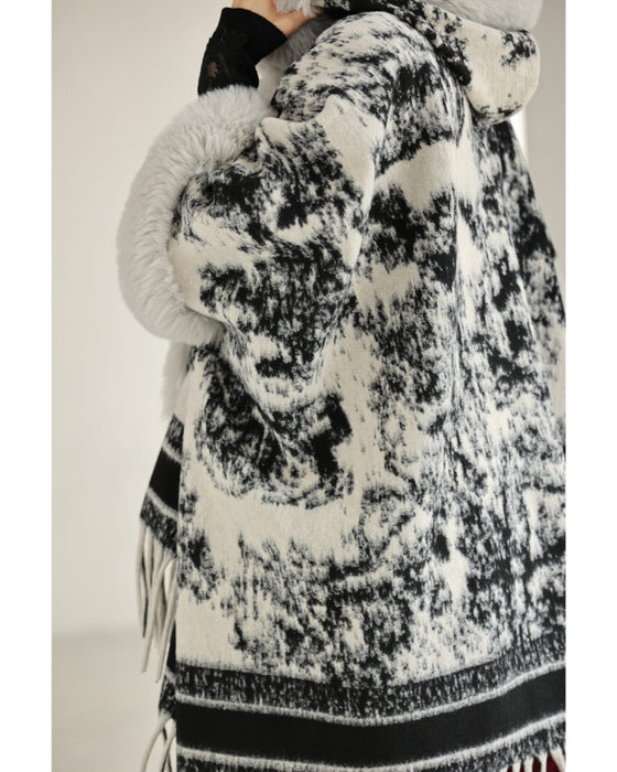 混ざり合う無彩色のリュクスなファー付きポンチョ