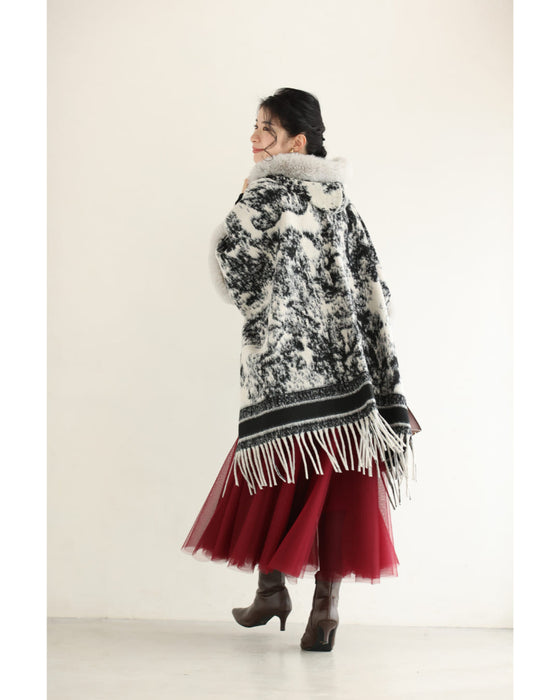 混ざり合う無彩色のリュクスなファー付きポンチョ