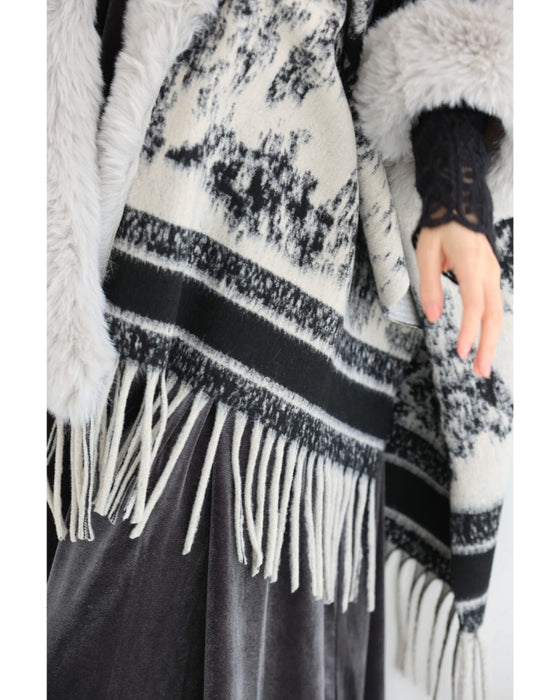 混ざり合う無彩色のリュクスなファー付きポンチョ