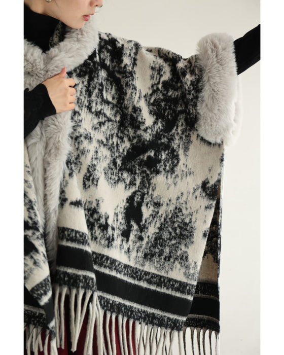 混ざり合う無彩色のリュクスなファー付きポンチョ