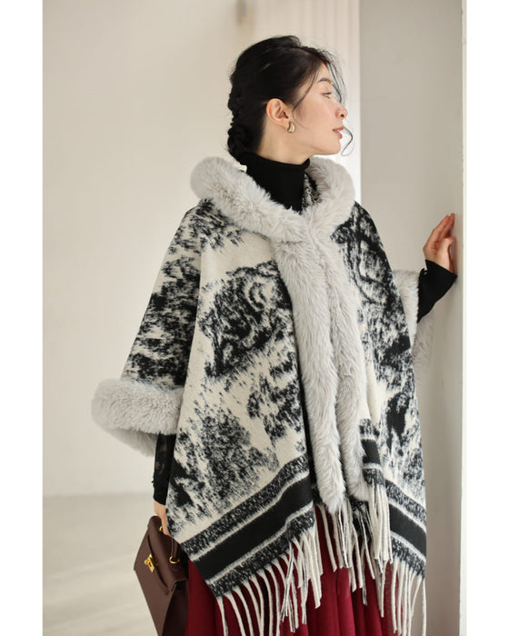混ざり合う無彩色のリュクスなファー付きポンチョ