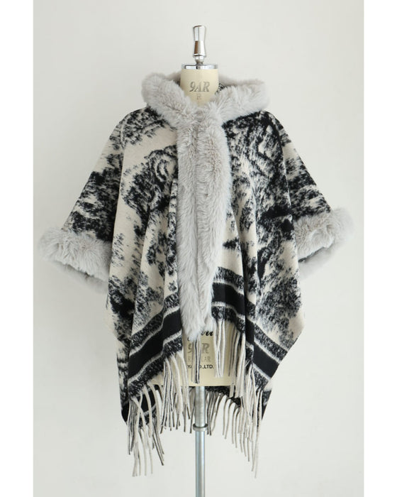 混ざり合う無彩色のリュクスなファー付きポンチョ