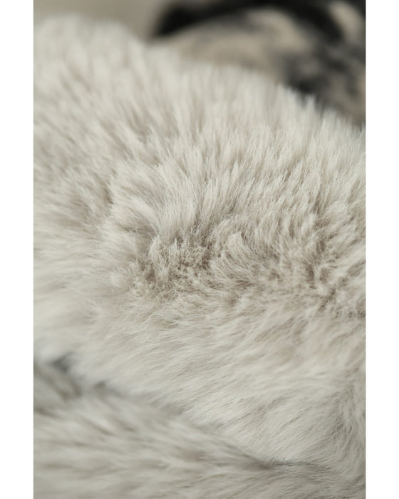 混ざり合う無彩色のリュクスなファー付きポンチョ