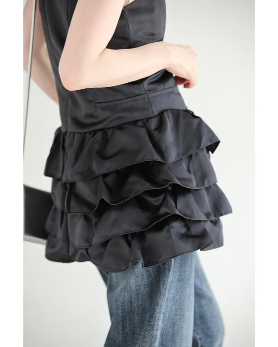 リボンを添えた重なるフリルチュニック