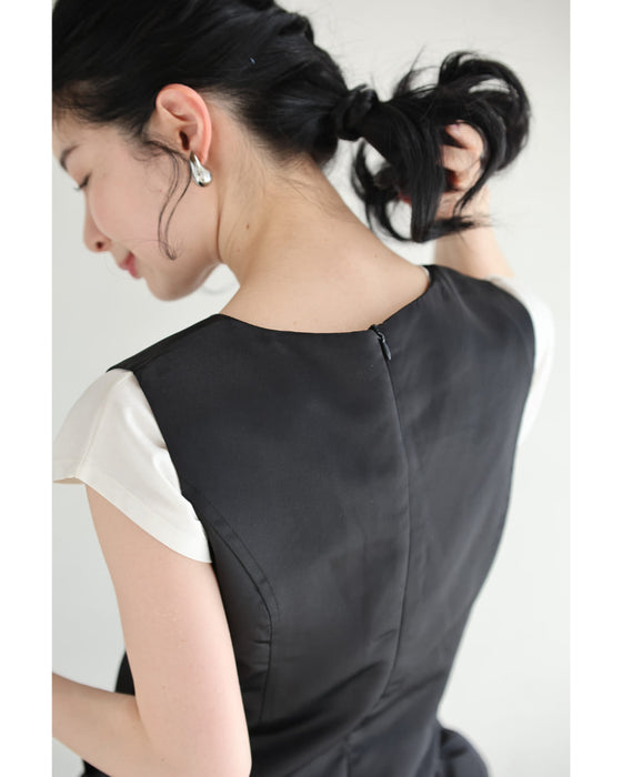 リボンを添えた重なるフリルチュニック