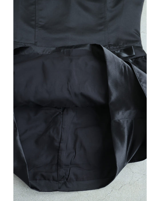 リボンを添えた重なるフリルチュニック