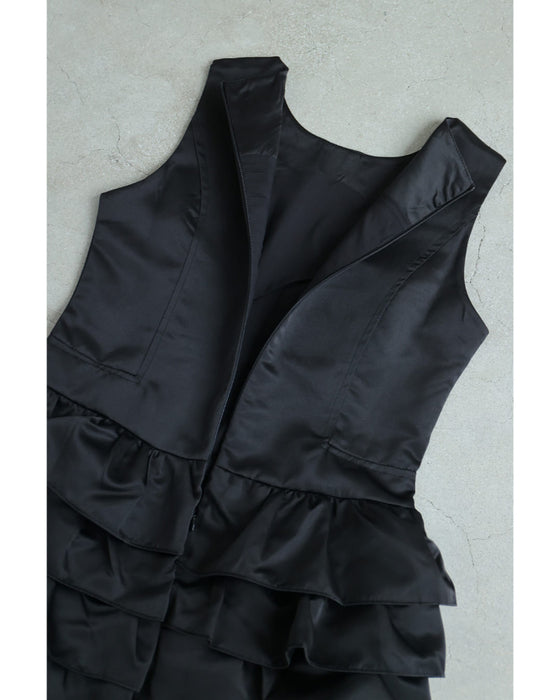 リボンを添えた重なるフリルチュニック