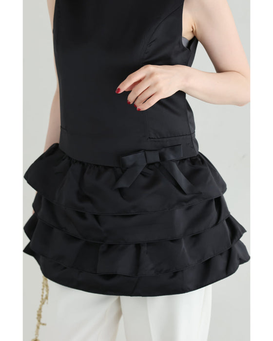 リボンを添えた重なるフリルチュニック