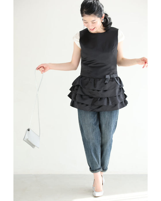 リボンを添えた重なるフリルチュニック