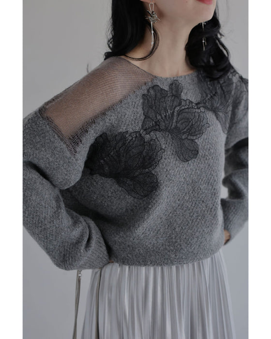 ぐるりと囲む黒花レースのニットプルオーバートップス