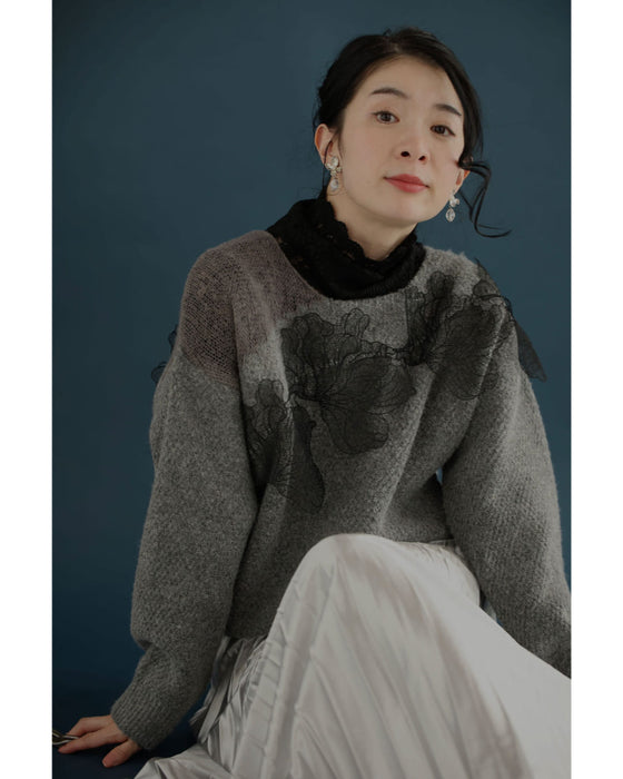 ぐるりと囲む黒花レースのニットプルオーバートップス
