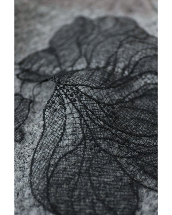 ぐるりと囲む黒花レースのニットプルオーバートップス