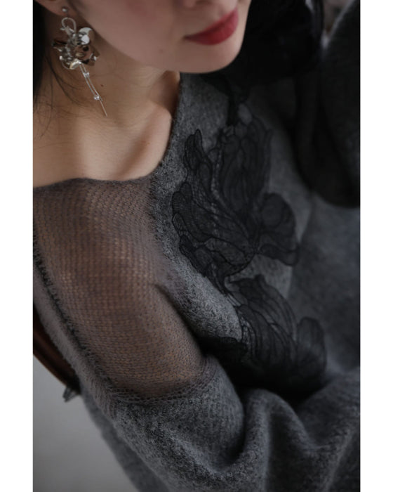 ぐるりと囲む黒花レースのニットプルオーバートップス