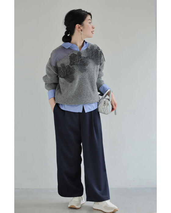 ぐるりと囲む黒花レースのニットプルオーバートップス