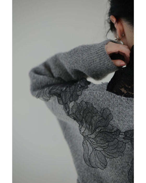 ぐるりと囲む黒花レースのニットプルオーバートップス