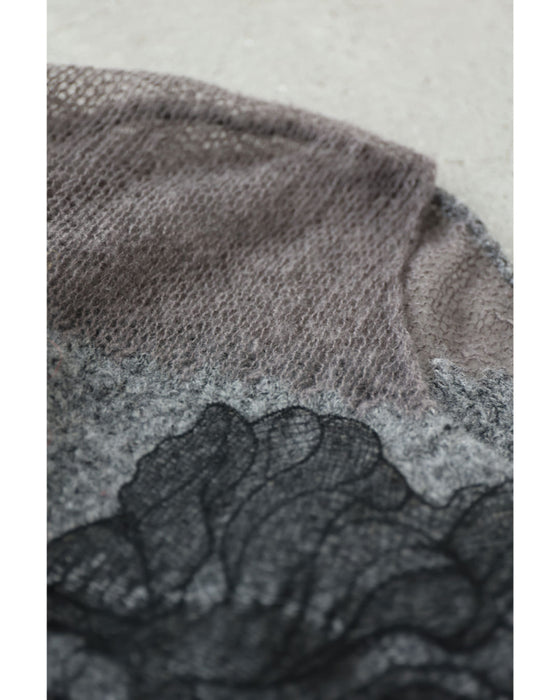 ぐるりと囲む黒花レースのニットプルオーバートップス