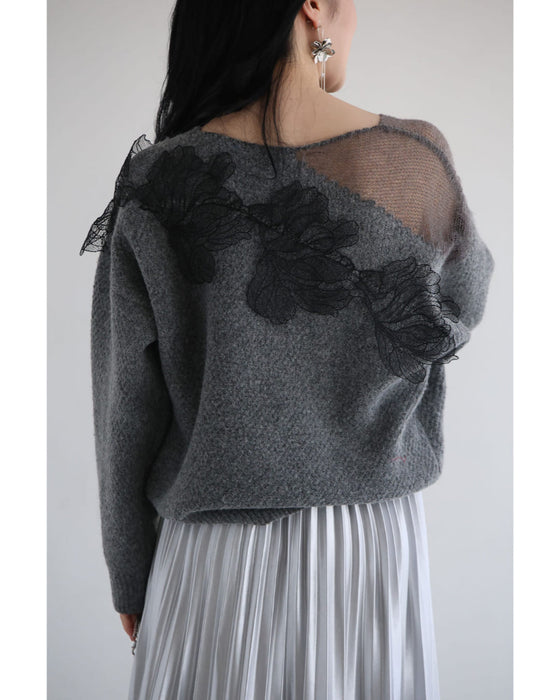 ぐるりと囲む黒花レースのニットプルオーバートップス