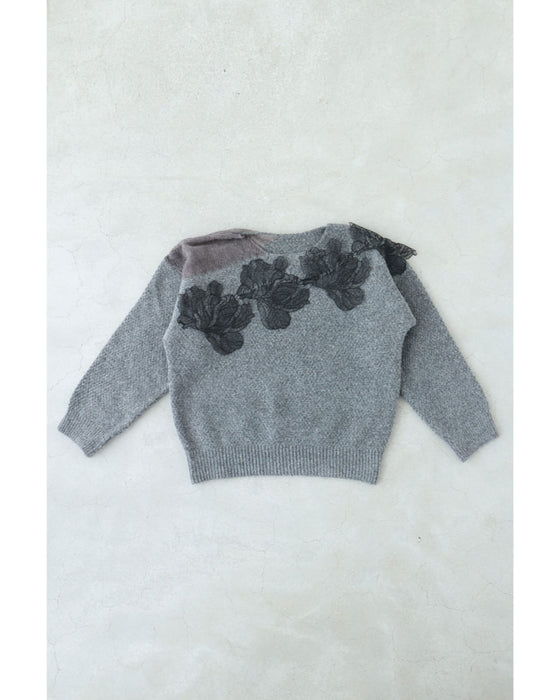 ぐるりと囲む黒花レースのニットプルオーバートップス