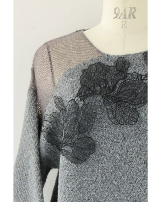 ぐるりと囲む黒花レースのニットプルオーバートップス