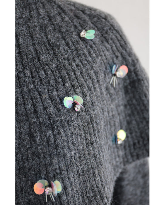 虹色の輝き放つオーロラスパンコールのケープニットプルオーバートップス