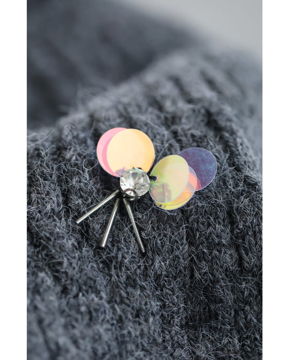 虹色の輝き放つオーロラスパンコールのケープニットプルオーバートップス