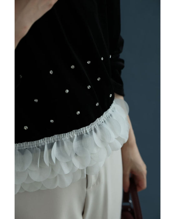 裾に広がるサークルフリルのベロア調ビジュープルオーバートップス