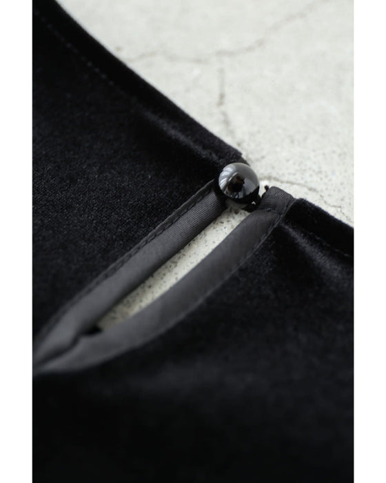 裾に広がるサークルフリルのベロア調ビジュープルオーバートップス