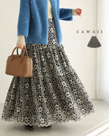  たっぷり広がる起毛花レースロングスカート