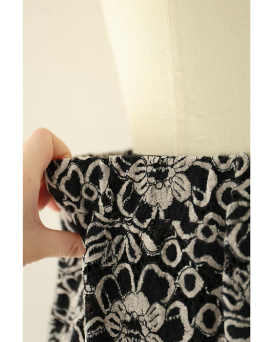 たっぷり広がる起毛花レースロングスカート