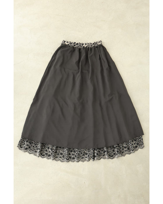 たっぷり広がる起毛花レースロングスカート