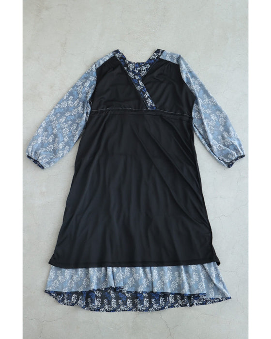 揺らめくように連なる花のシフォンミディアムワンピース