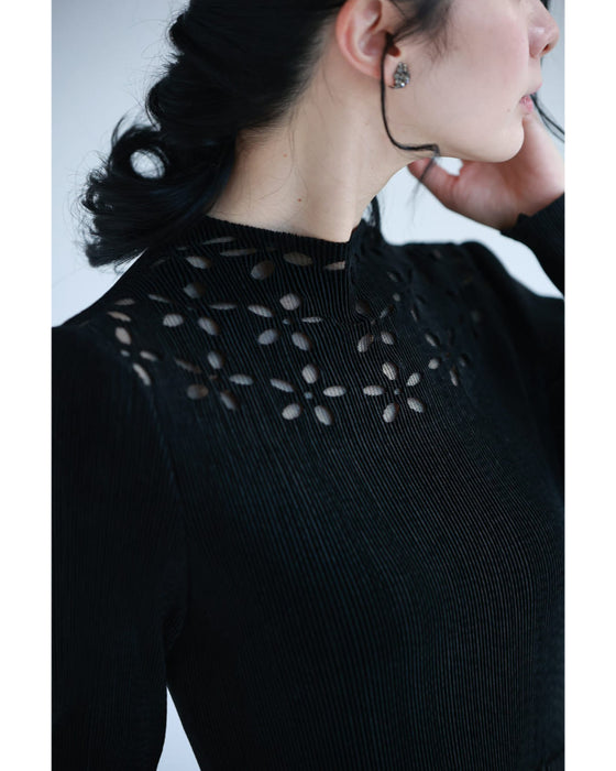 デコルテに広がる花のたっぷりレースロングワンピース