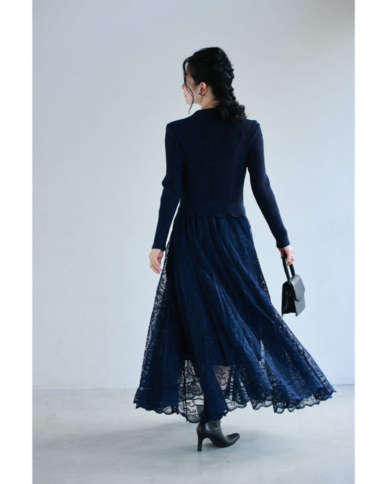 デコルテに広がる花のたっぷりレースロングワンピース